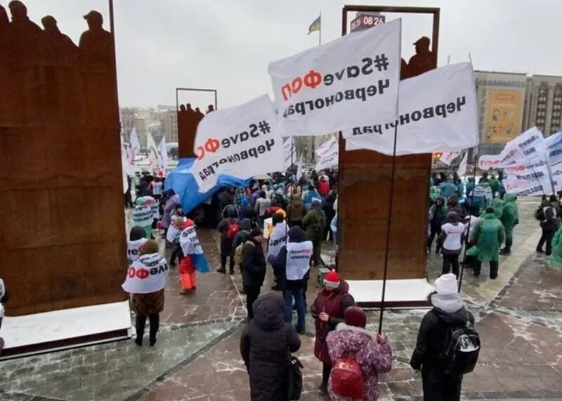 “ФОПівці” зібрали мільйони на протести, а їхні організатори до дрібного бізнесу стосунку не мають: розслідування