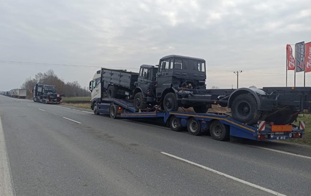 Польські фермери на кордоні не пропускають вантаж для військових – волонтер