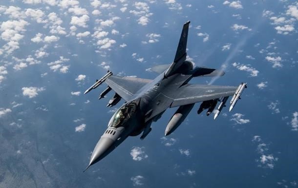 У США неподалік бази ВПС розбився літак F-16