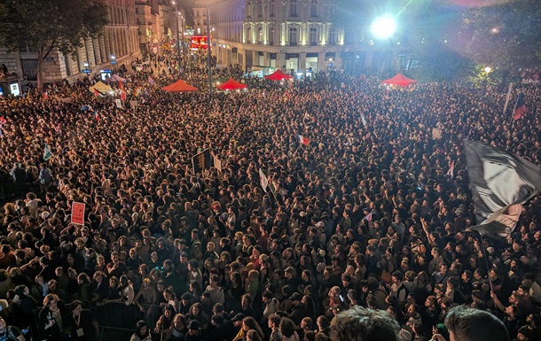 У Франції вночі відбулися стихійні протести проти перемоги партії Ле Пен