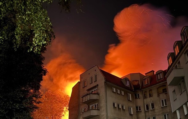 У Польщі після потужного вибуху спалахнула пожежа