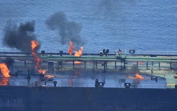 У Червоному морі після атаки хуситів третій день палає танкер