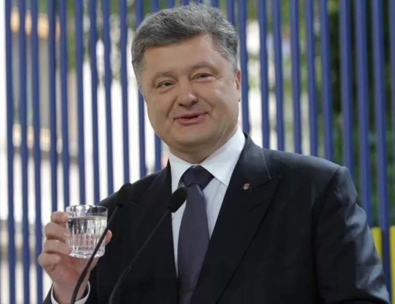 Порошенко вимагає від своїх нардепів їхати на курорти “непомітно” після провалу його закону про дозвіл виїзду чиновників за кордон, – блогер