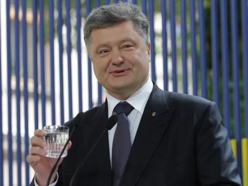 Порошенко вимагає від своїх нардепів їхати на курорти “непомітно” після провалу його закону про дозвіл виїзду чиновників за кордон, – блогер