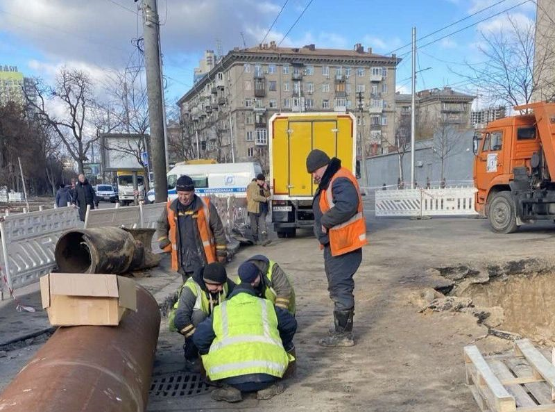 У Києві ремонтують пошкоджену ракетною атакою ділянку трубопроводу