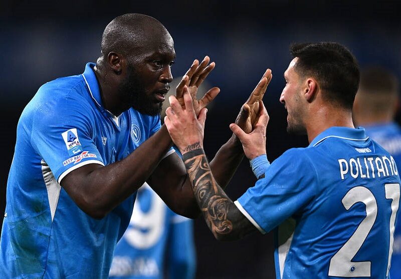 Наполі утримав перемогу над Міланом, продовживши переслідування Інтера