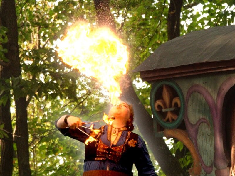 Американська вчителька встановила світовий рекорд із дихання вогнем