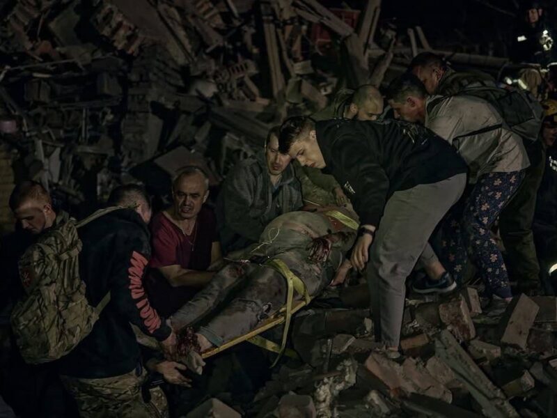 Атака на Київ: кількість загиблих зросла, людей шукають під завалами