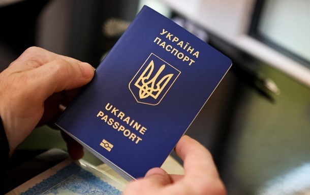 Чоловікам за кордоном не оформлять паспорт без військового обліку – МВС
