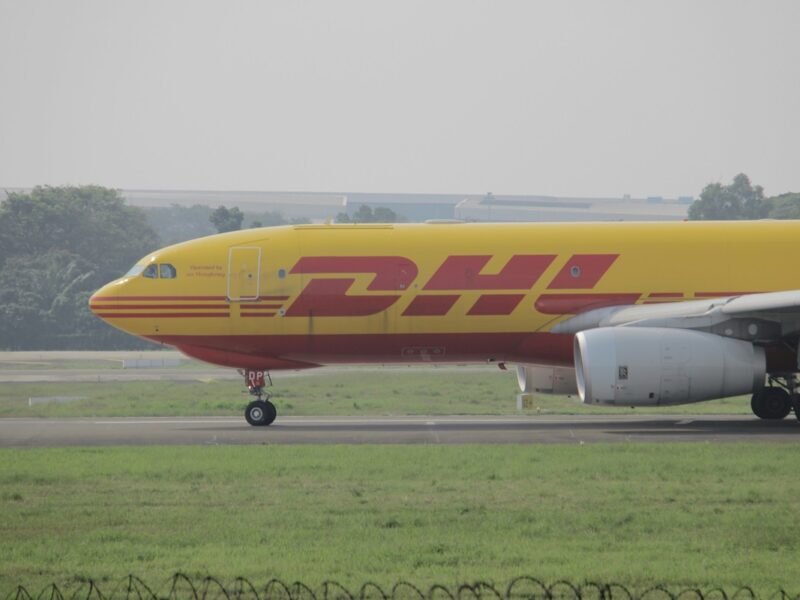 DHL призупинить доставку США посилок ціною від $800 для приватних осіб