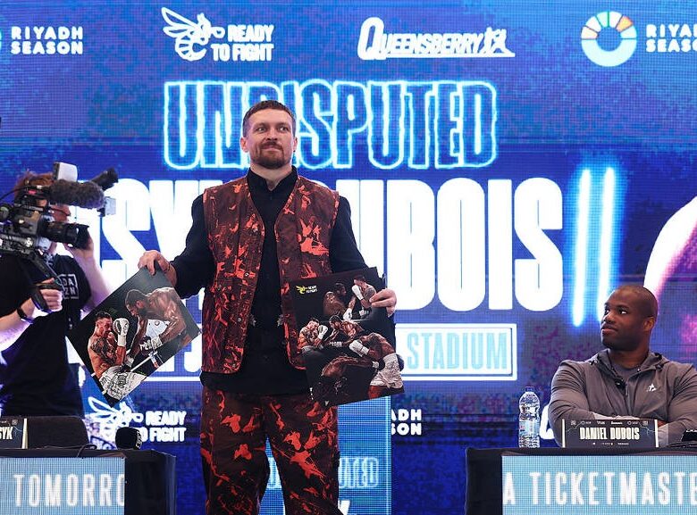 Дюбуа підписав для Усика фото зі скандальним ударом у першому бою