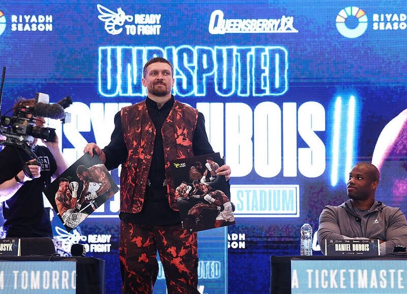 Дюбуа підписав для Усика фото зі скандальним ударом у першому бою