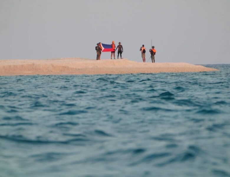 Філіппіни на спірному острові підняли свій прапор