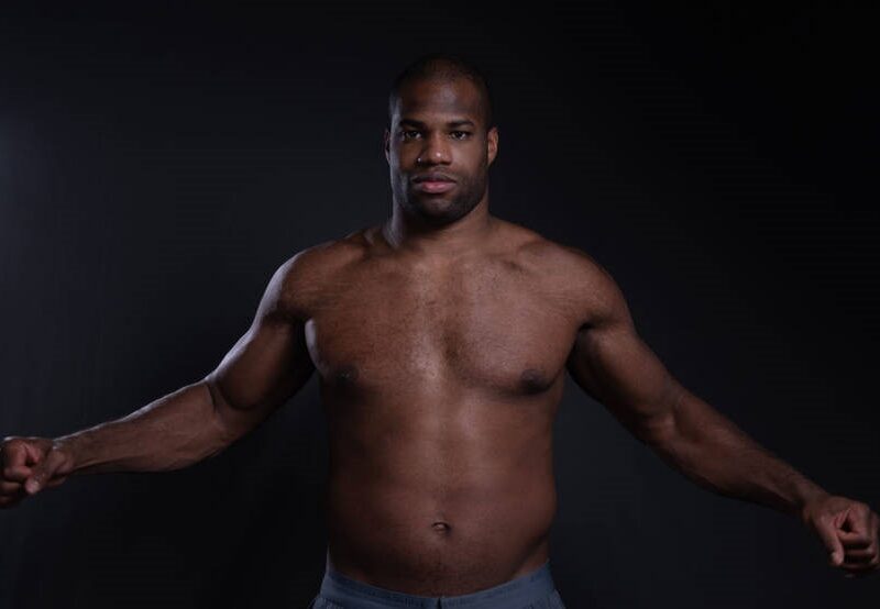 Гвоздик прокоментував вчинок Дюбуа, який штовхнув Усика перед боєм