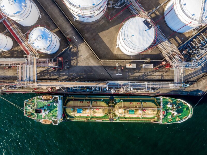 Китай рекордно наростив реекспорт газу через низький попит