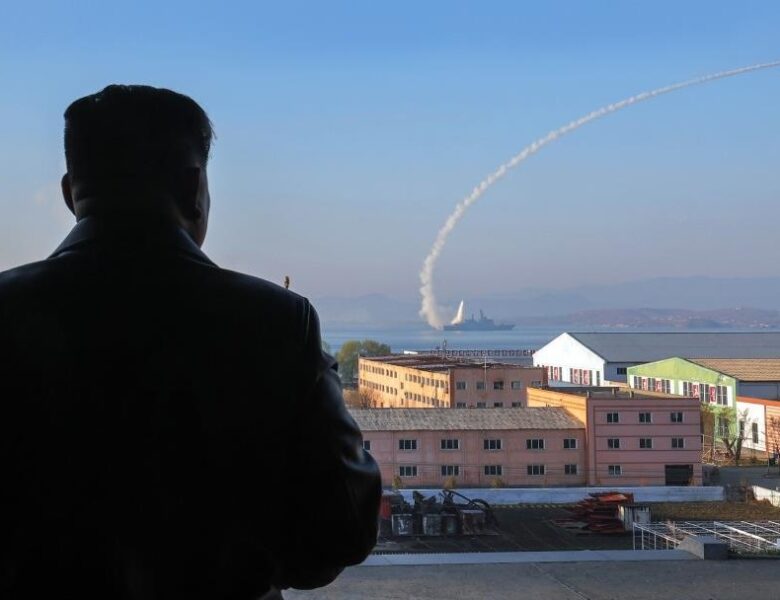 КНДР вперше запустила ракети з нового есмінця