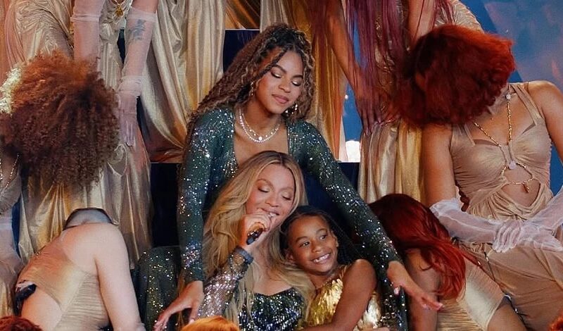 Молодша дочка Бейонсе вперше вийшла на сцену