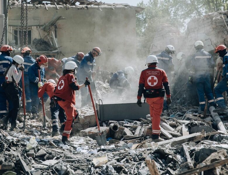 МЗС: у дипустановах України приспустять прапори через атаку на Київ