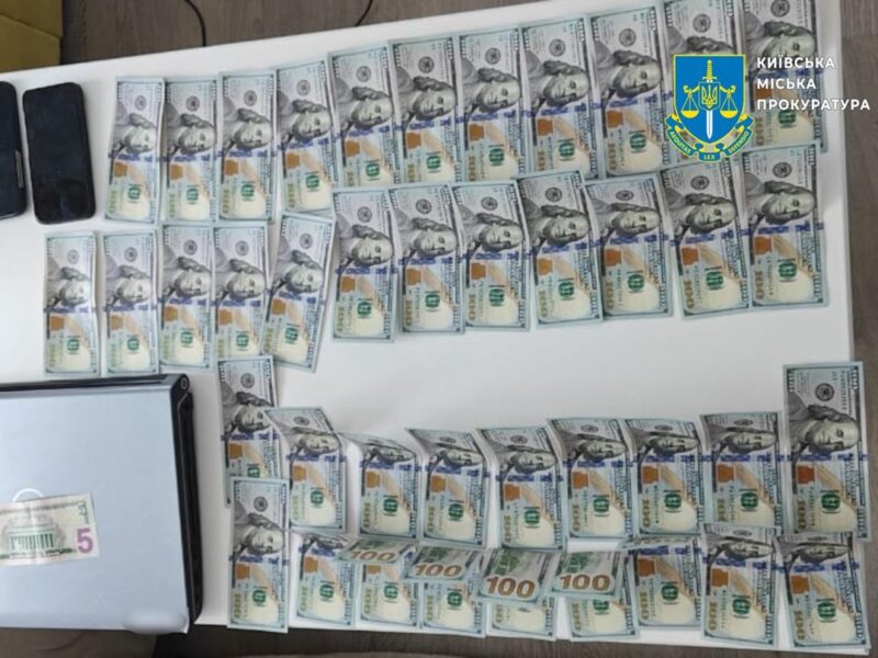 На Київщині троє спільників купували телефони Apple за фальшиві долари