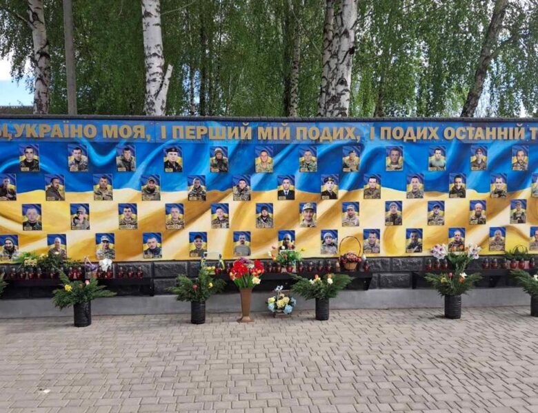 На Рівненщині хлопець вкрав квіти зі стели загиблих військових