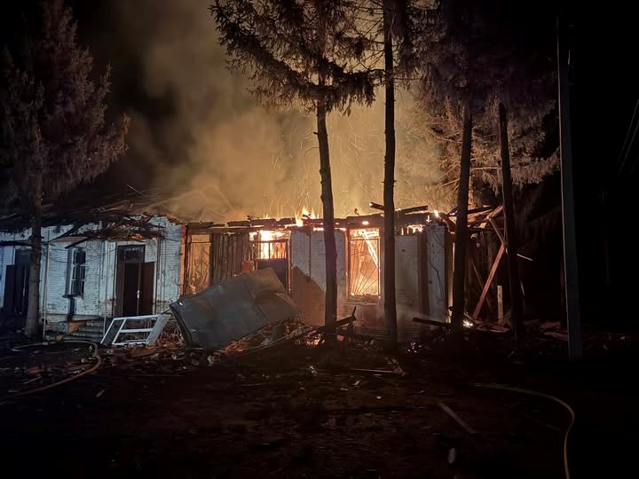 На Сумщині дрони РФ атакували сільгосппідприємство, виникла пожежа
