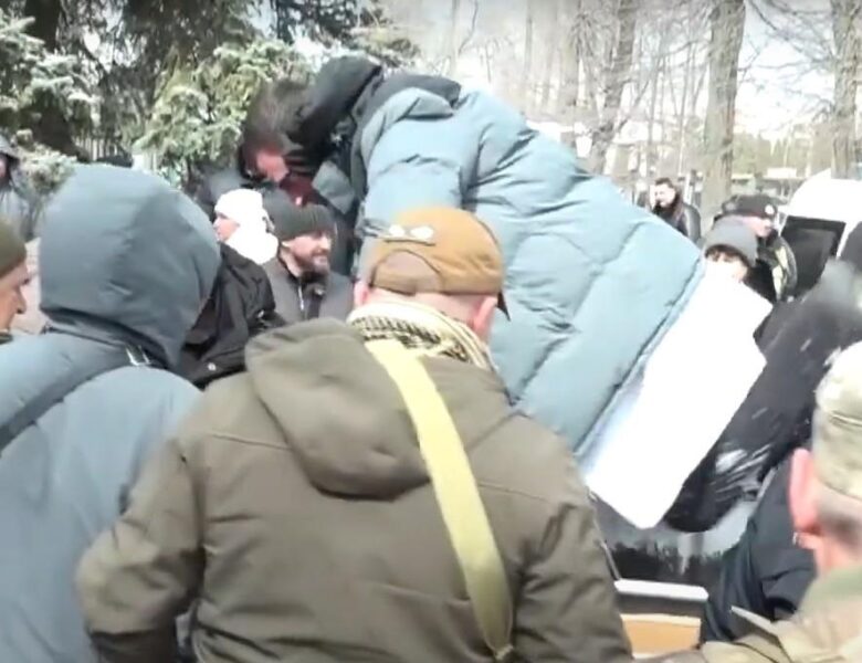 На Житомирщині мітингарі кинули голову лікарні в сміттєвий бак