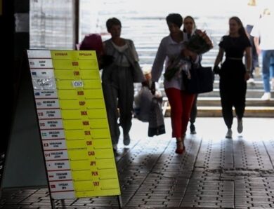 Нацбанк підвищує курс долара два дні поспіль