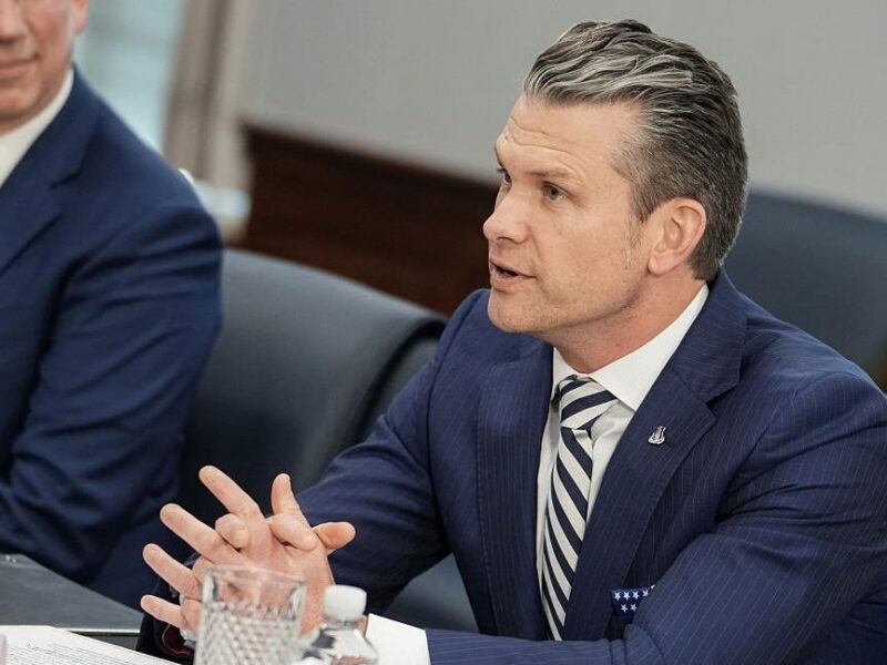 Пентагоні назвав інформацію Геґсета в чаті Signal “несекретною”