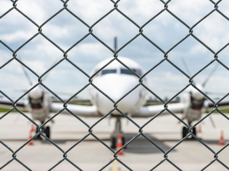 Польща планує першою відновити авіасполучення з Україною