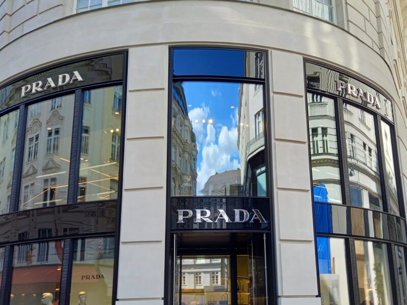 Prada купує Versace за 1,38 млрд доларів