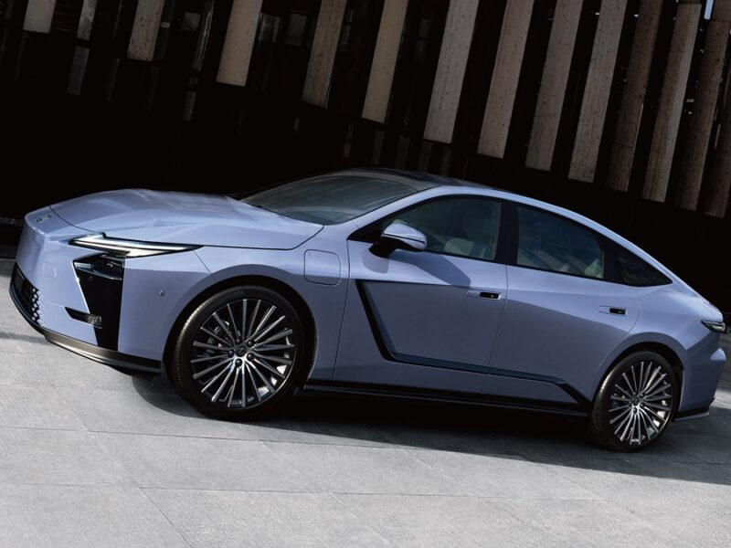Презентовано нове покоління седана Lexus ES