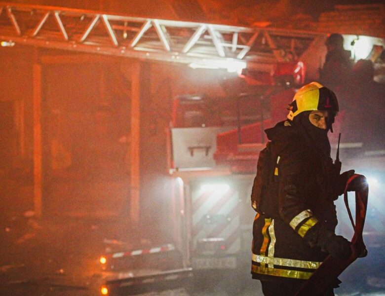 Росіяни вдарили по Харкову, здійнялися пожежі