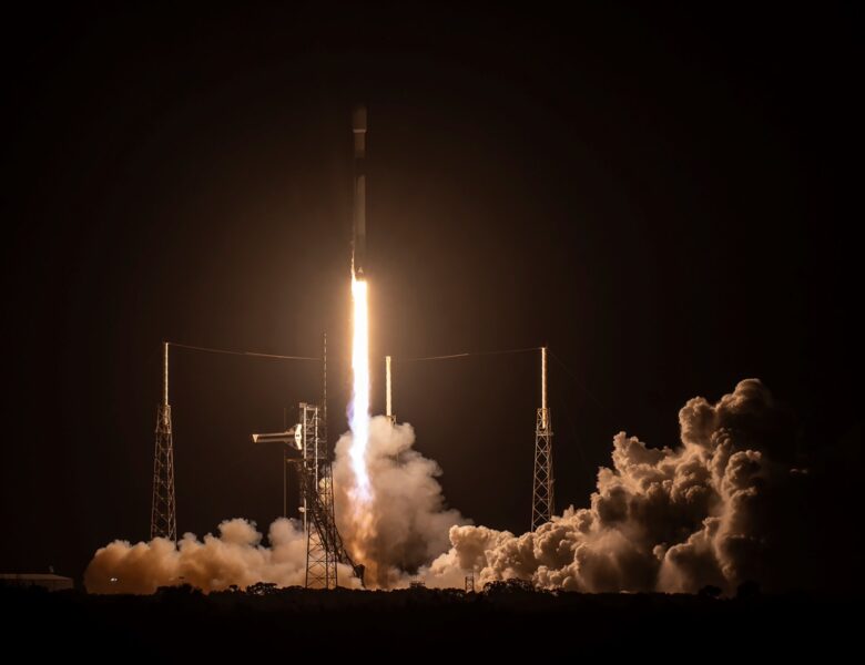 SpaceX запустила капсулу для повторного входу в атмосферу