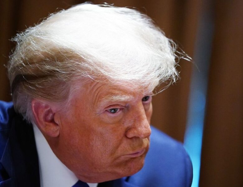 Трамп планує продати 52% акцій у Truth Social