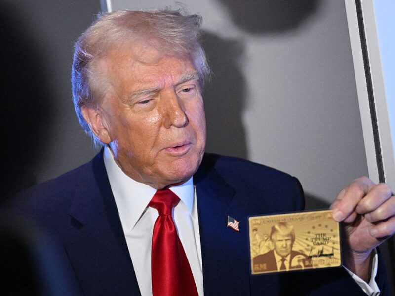 Трамп показав “золоту картку” з власним обличчям за $5 млн