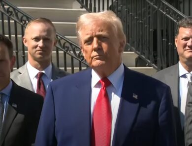 Трамп пояснив, чому відклав запровадження тарифів