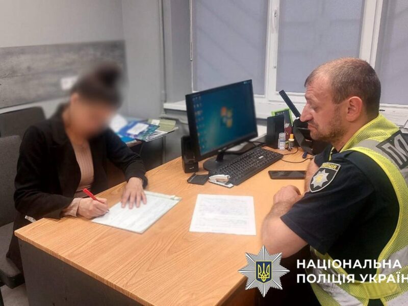 У День жалоби у Києві жінка слухала російську музику