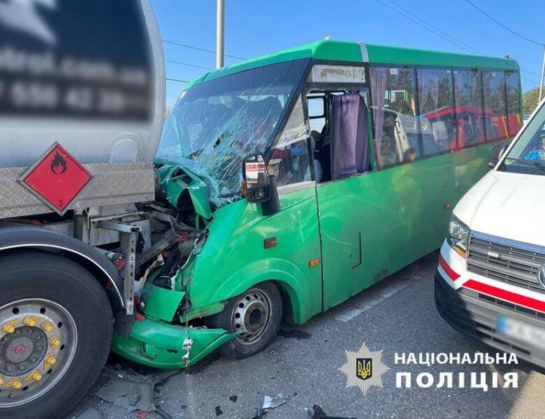 У Києві маршрутка в’їхала у вантажівку, п’ятеро постраждалих