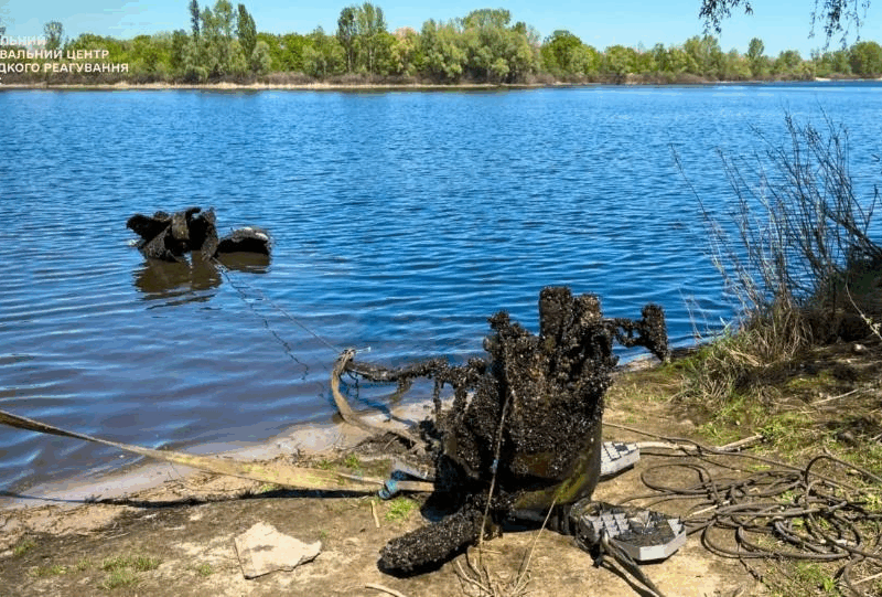 У Києві рятувальники виявили залишки ракети у Верблюжій затоці