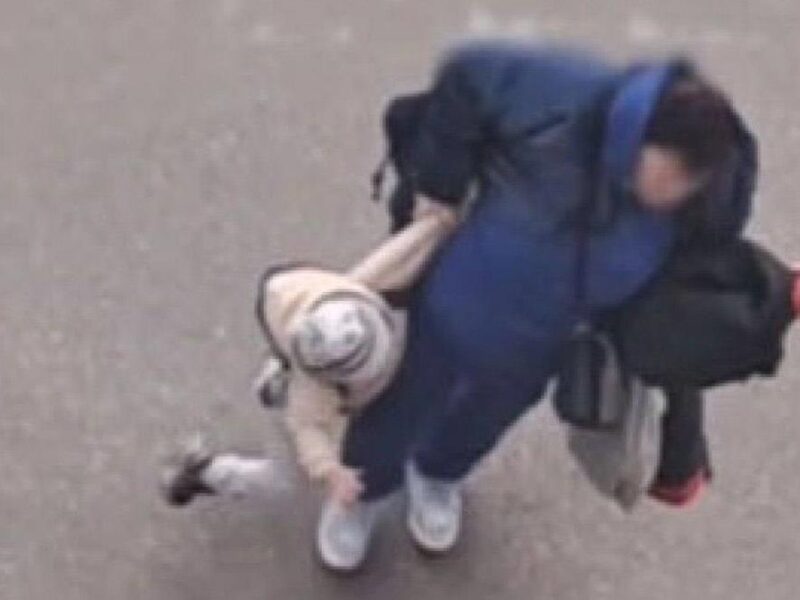 У Києві жінка тягла за руку дитину, а потім побила її