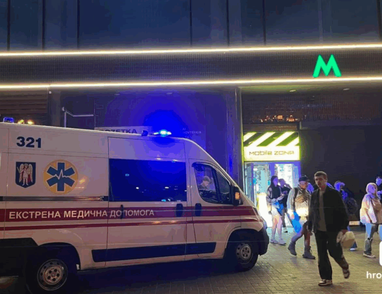 У київському метро пасажир потрапив під поїзд