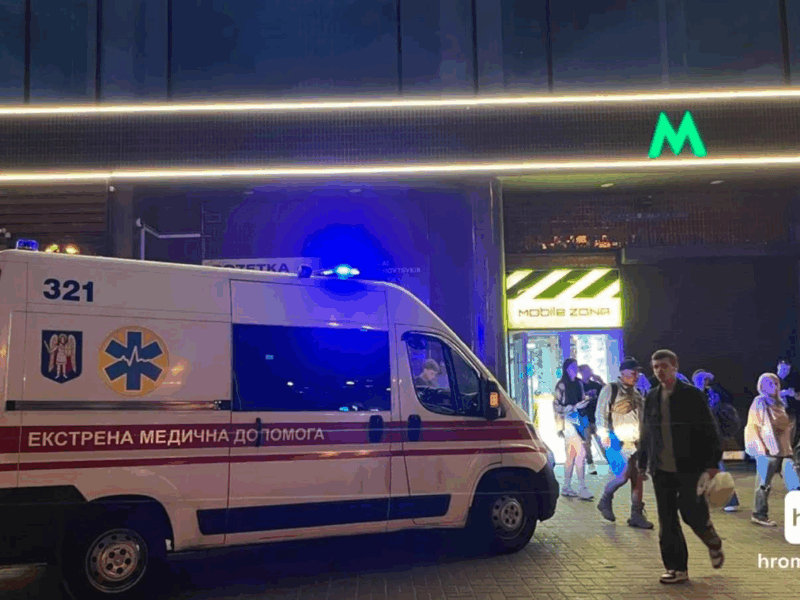 У київському метро пасажир потрапив під поїзд