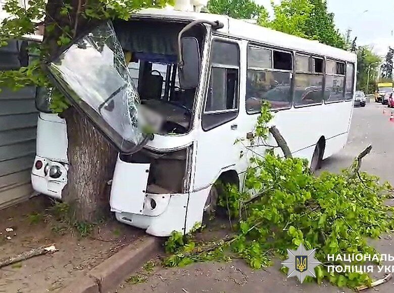 У Полтаві автобус врізався в дерево: серед постраждалих – дитина
