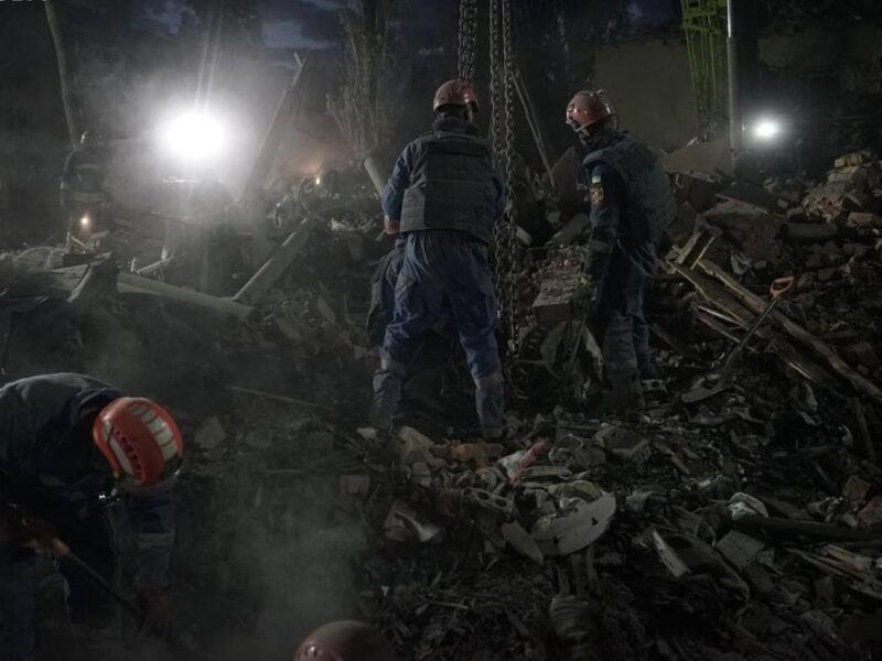Удар по Києву: під завалами шукають двох дітей