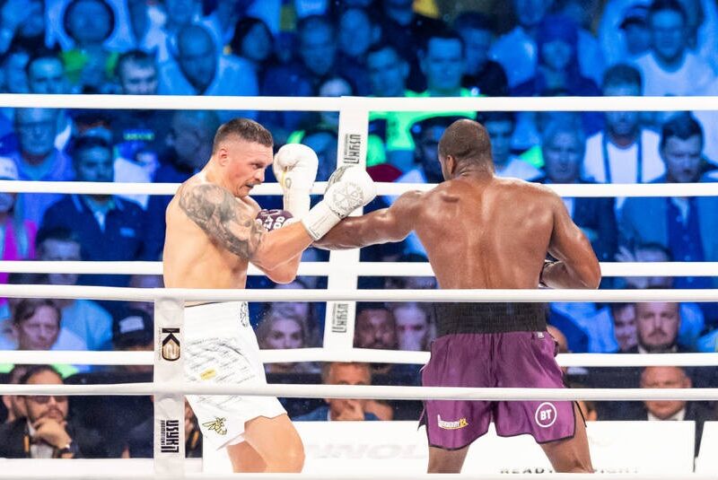 Усик показує, як у першому бою Дюбуа влучив у нього ударом