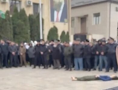 В Чечні тіло підлітка-вбивці виставили на площі