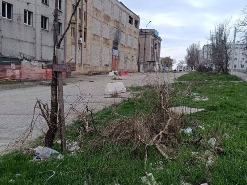 В Маріуполі продовжують виявляти могили загиблих на початку війни