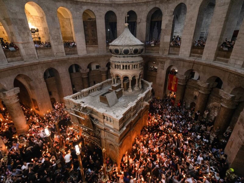 В Єрусалимі зійшов Благодатний вогонь