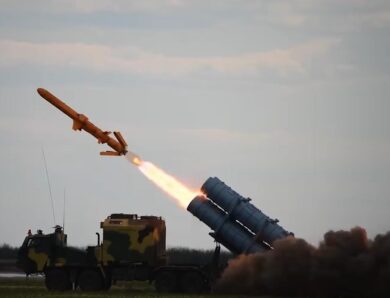 Зеленський: Україна виробляє для фронту 40% зброї