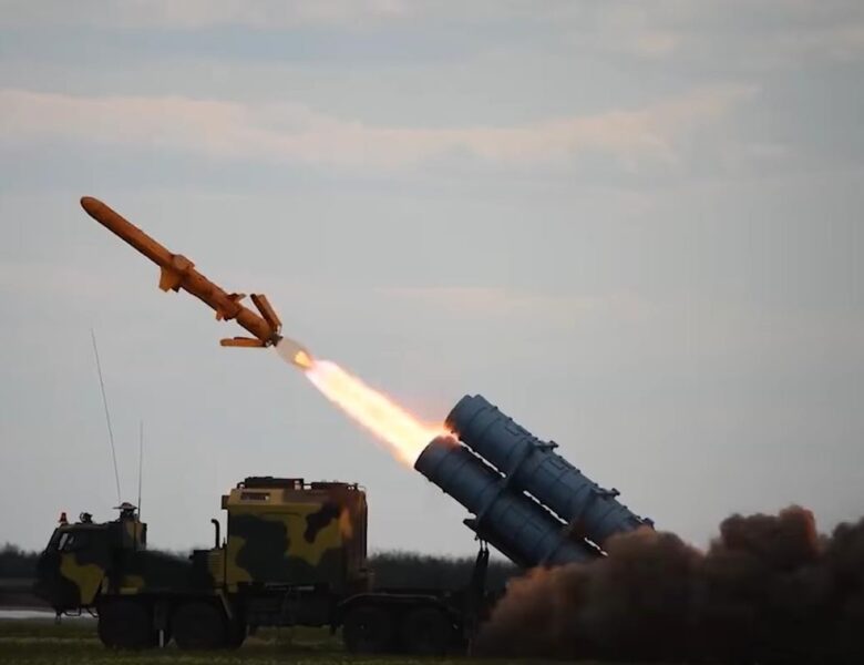 Зеленський: Україна виробляє для фронту 40% зброї